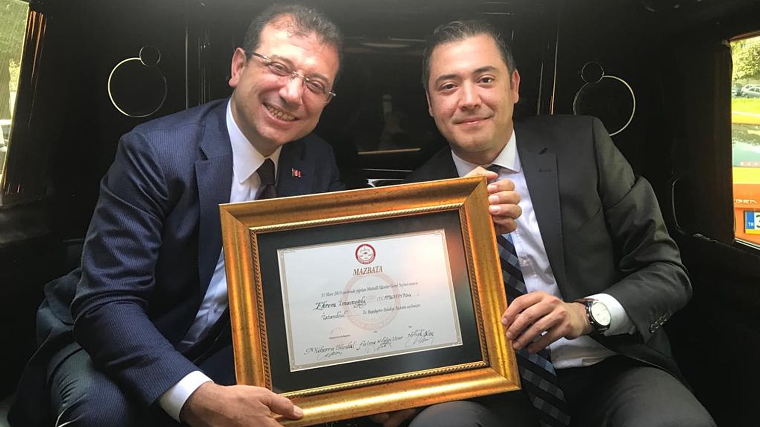 Ekrem İmamoğlu, mazbatasını almak üzere İl Seçim Kuruluna geldi