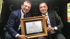 Ekrem İmamoğlu, mazbatasını almak üzere İl Seçim Kuruluna geldi