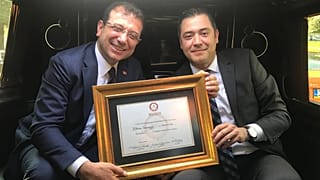 Ekrem İmamoğlu, mazbatasını almak üzere İl Seçim Kuruluna geldi