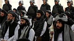 مجموعة سنجناء أفغان من الحزب اللإسلامي في أحد مراكز اللإيواء في كابل 