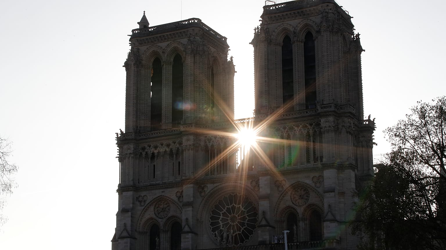 Drónfelvétel a Notre Dame-ról, egy nappal a tűz után