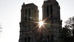 Un drone survole la toiture calcinée de Notre-Dame