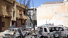 حافلات دمرت جراء قصف وقع خلال الليل في حي أبو سليم بطرابلس يوم الأربعاء