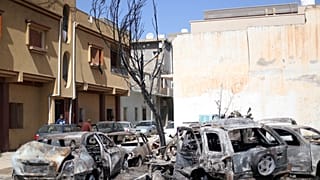 حافلات دمرت جراء قصف وقع خلال الليل في حي أبو سليم بطرابلس يوم الأربعاء