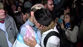  Colombian same-sex couples hold "kiss-a-thon" in support of LGBT rights
