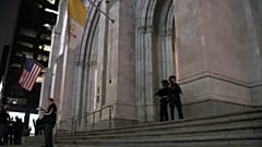 Paura a St. Patrick, un uomo entra in cattedrale con due taniche di gasolio