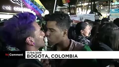 Colombie : embrassades de soutien à un couple gay 