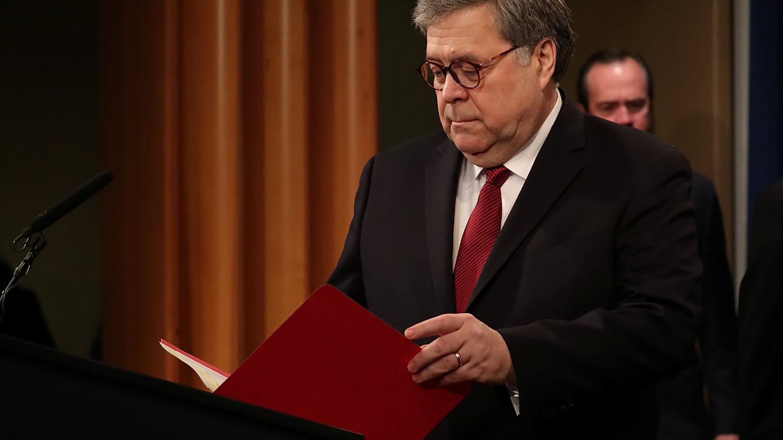 US-Justizminister William Barr bereitet sich auf die Pressekonferenz vor.