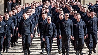 В Париже чествовали спасавших Нотр-Дам пожарных
