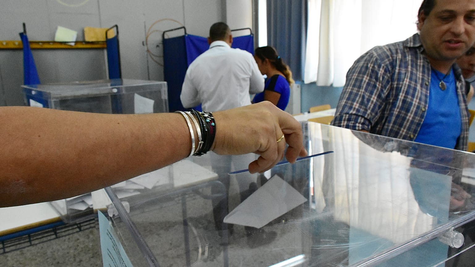 Εκλογές 2019: «Πάγωμα» προσλήψεων και απαγόρευση κανονικών αδειών στο Δημόσιο