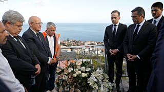 Der deutsche Außenminister Heiko Maas besucht die Unfallstelle in Madeira