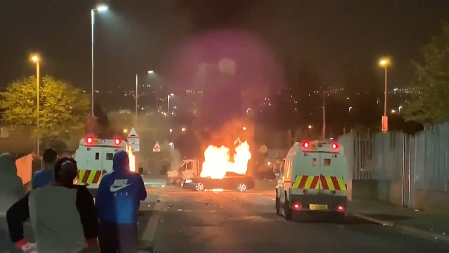 مقتل امرأة واعتداء على الشرطة في "هجوم إرهابي" بأيرلندا الشمالية 