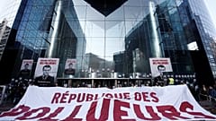 Демонстранты заблокировали деловой квартал Парижа