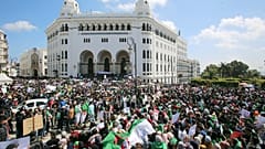 عودة المتظاهرين إلى شوارع الجزائر وسقف المطالب يرتفع