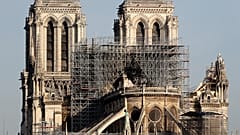 El 'Vía Crucis' alrededor de la catedral de Notre Dame
