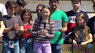 Η Γκρέτα Τούνμπεργκ διαδηλώνει στην Ρώμη