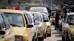 سيارات تصطف انتظاراً للبنزين في دمشق