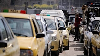 سيارات تصطف انتظاراً للبنزين في دمشق