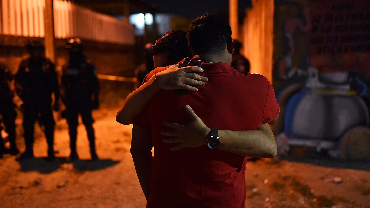 Familiares de las víctimas tras el ataque en Minatitlan