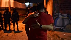 Familiares de las víctimas tras el ataque en Minatitlan