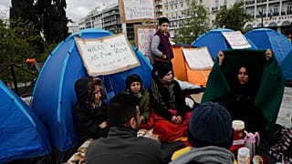 Μεταφέρθηκαν οι μετανάστες που είχαν κατασκηνώσει στο Σύνταγμα