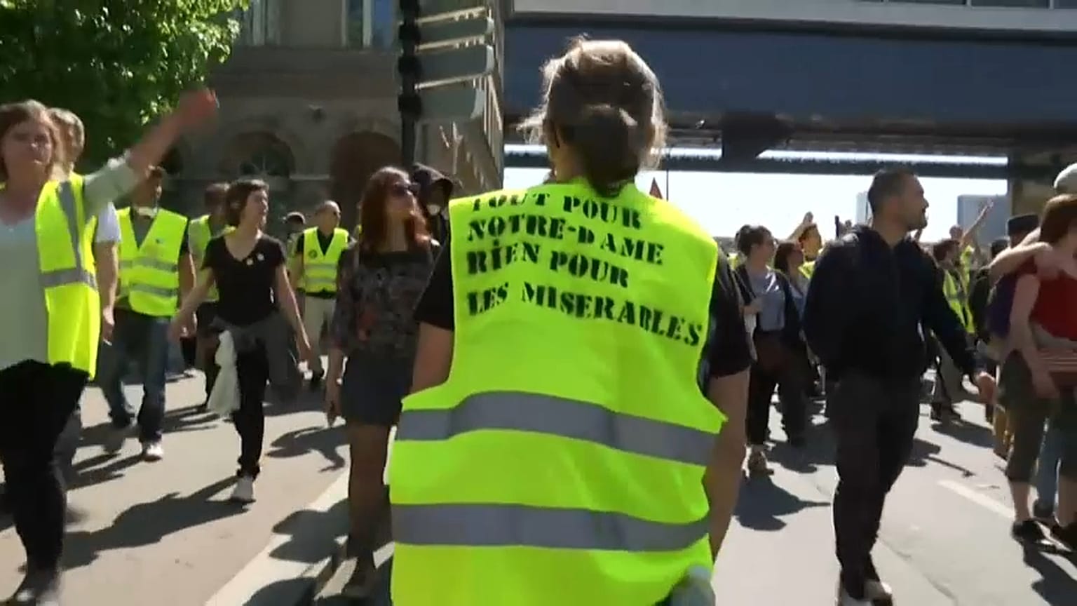 Gelbwesten: "Alles für Notre-Dame. Nichts für die Armseligen"