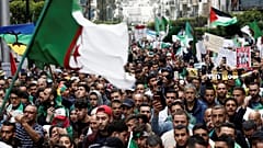 تظاهر الجزائريين في شوارع العاصمة يوم الجمعة