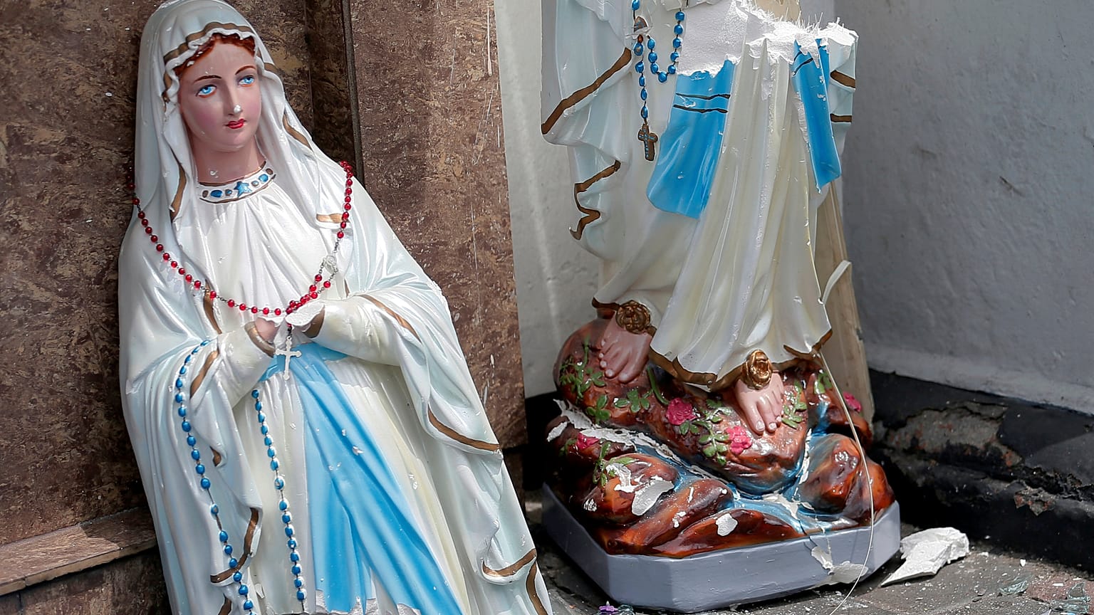 Patlama sonrası St. Anthony Kilisesi'nde ikiye bölünmüş Meryem Ana heykeli