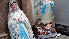 Patlama sonrası St. Anthony Kilisesi'nde ikiye bölünmüş Meryem Ana heykeli
