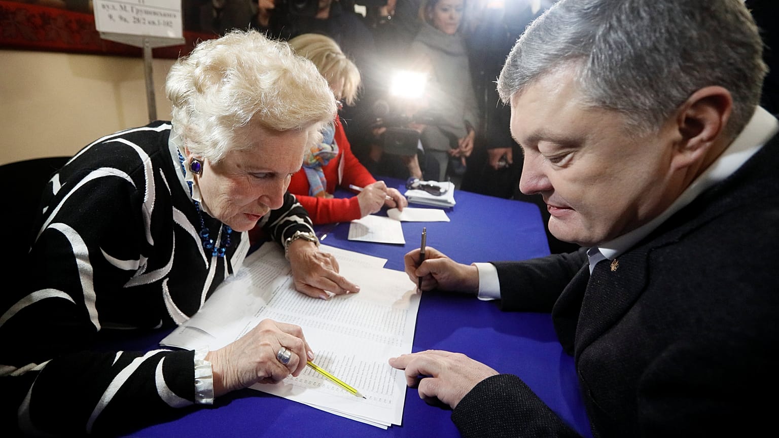 Ucranianos já votam para escolher quem irá governar o país