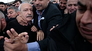 Video: CHP lideri Kılıçdaroğlu'na cenaze töreninde saldırı düzenlendi