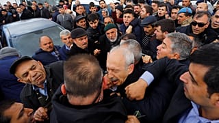 Нападение толпы на лидера оппозиции