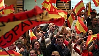 Spagna: Sanchez apre a Podemos, Casado strizza l'occhio a Vox