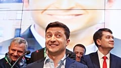 How is Russia reacting to Zelenskiy's election win in Ukraine?