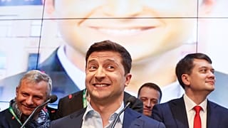 How is Russia reacting to Zelenskiy's election win in Ukraine?