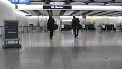 Bimba nata nel Regno Unito da genitori con residenza permanente bloccata alla frontiera