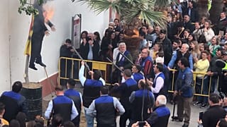 Andalusia, per Pasqua sparano e danno fuoco ad un manichino di Puigdemont