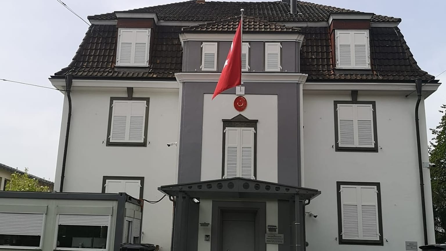 Zürih'te Türkiye Başkonsolosluğu'na molotof kokteylli saldırı girişimi