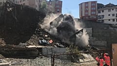 Video: Kağıthane'de istinat duvarı yıkılan dört katlı bir bina çöktü