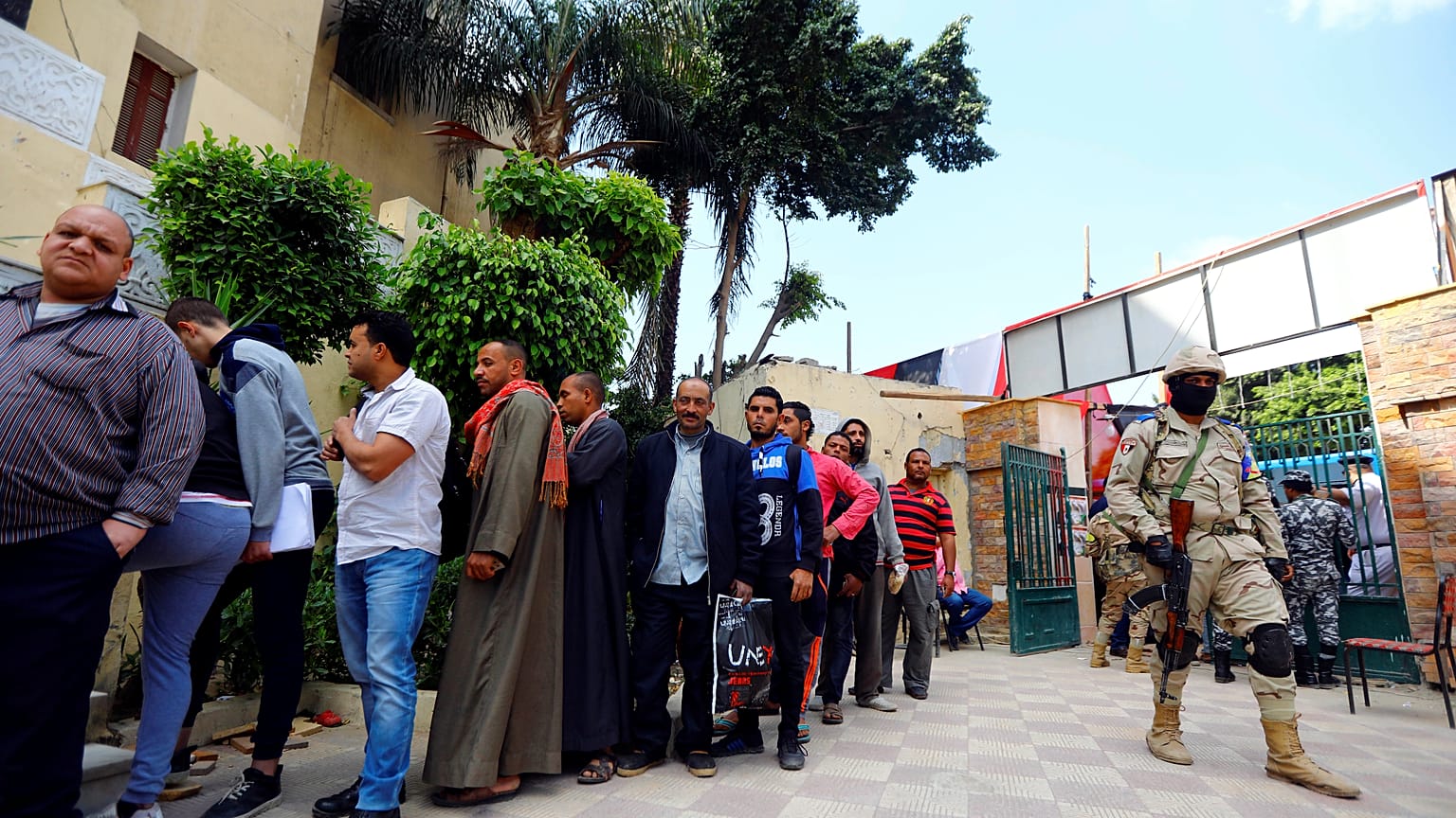 ناخبون مصريون يصطفون للإدلاء بأصواتهم