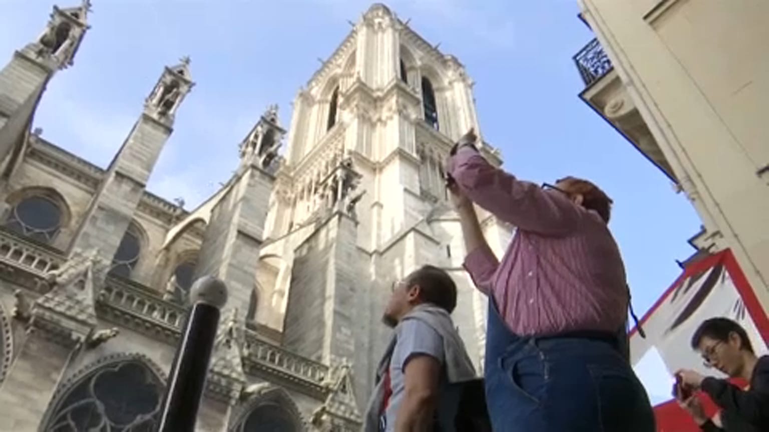 Turisták a Notre-Dame-nál