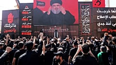 قائد حزب الله اللبناني، السيد حسن نصر الله مخاطباً جمهوره عبر الشاشة 