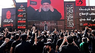 قائد حزب الله اللبناني، السيد حسن نصر الله مخاطباً جمهوره عبر الشاشة 