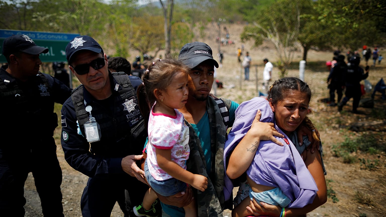 Macrorredada contra migrantes de una caravana en México
