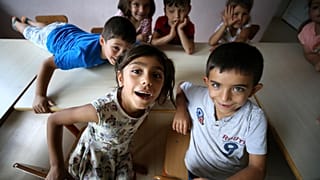 23 Nisan: Maddi yoksunluk pençesindeki çocuklara da bayram mı?