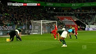 اللاعبون يجمعون البيض الذي ألقاه الجمهور