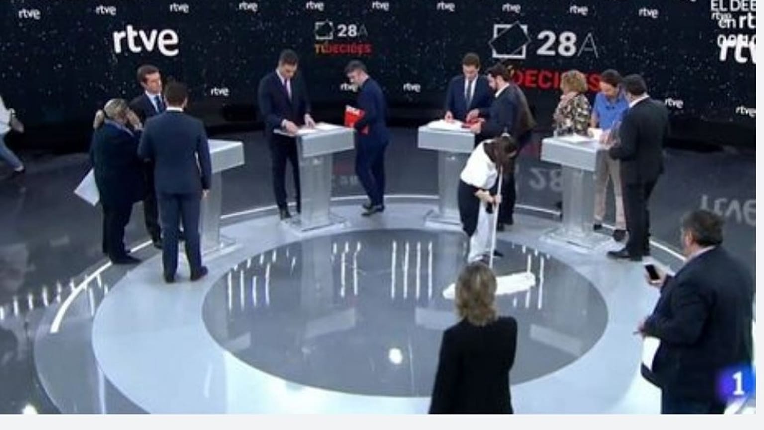 Spagna, dibattito tra candidati: tutti uomini, l'unica donna pulisce il pavimento