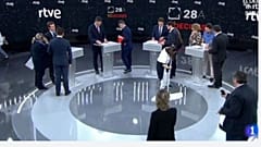 Spagna, dibattito tra candidati: tutti uomini, l'unica donna pulisce il pavimento