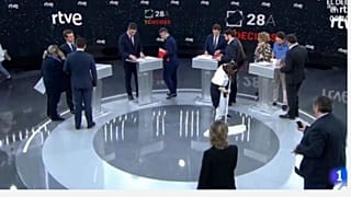 Spagna, dibattito tra candidati: tutti uomini, l'unica donna pulisce il pavimento