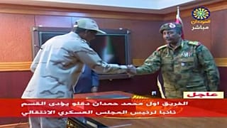 الفريق أول محمد حمدان دقلو قائد قوات الدعم السريع يصافح عبد الفتاح البرهان
